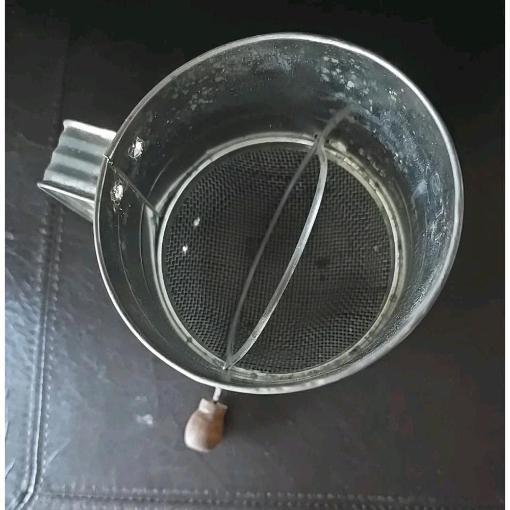 Vintage Bromwells Measuring Cup Flour‎ Sifter Crank Handle Kitchen Baking Tool